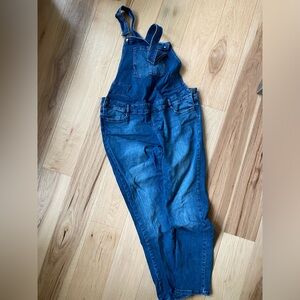 Maternity overalls - the actual cutest!!